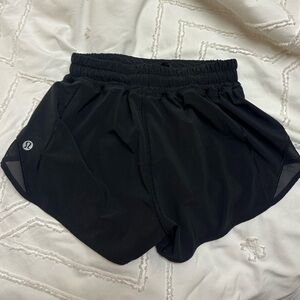 LIKE NEW lululemon hotty hot 2.5” shorts